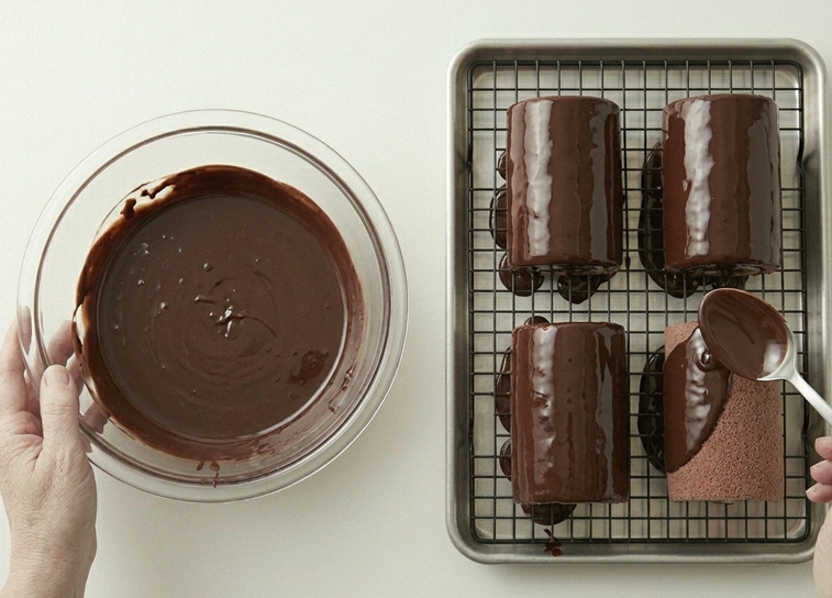 Tigretón casero, con bizcocho fino y cobertura de chocolate crujiente