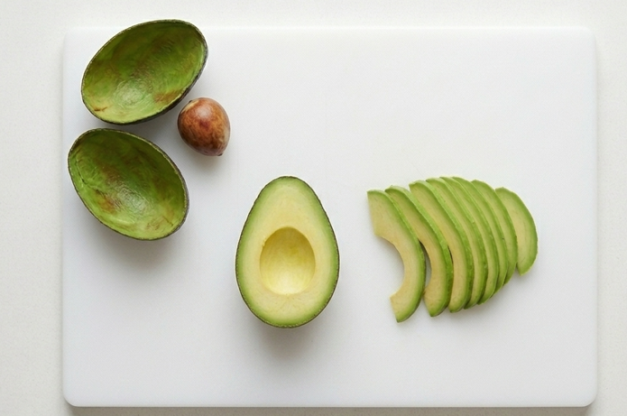Tiradito apaltado, la versión peruana con corvina y palta en láminas
