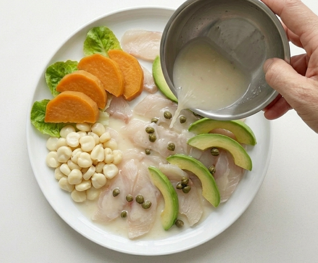 Tiradito apaltado, la versión peruana con corvina y palta en láminas