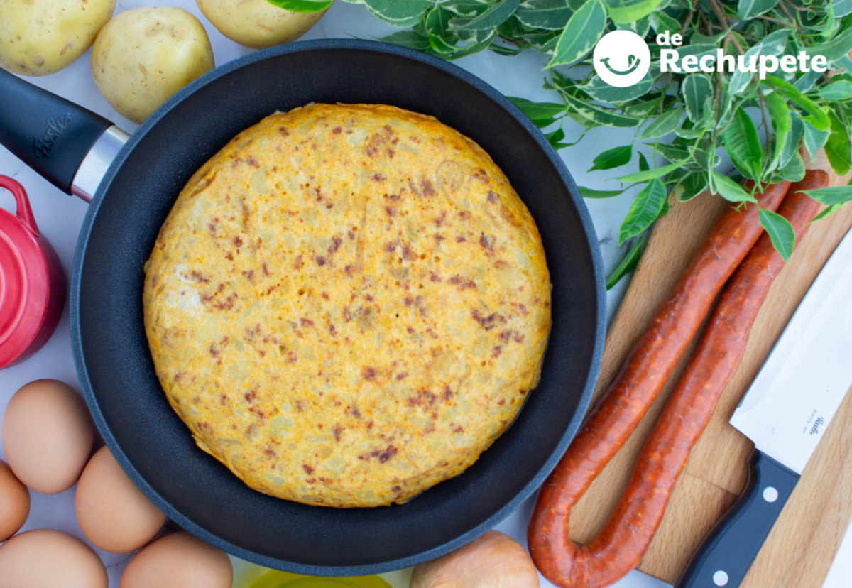 Tortilla de patatas con chistorra, receta tradicional, jugosa y llena de sabor