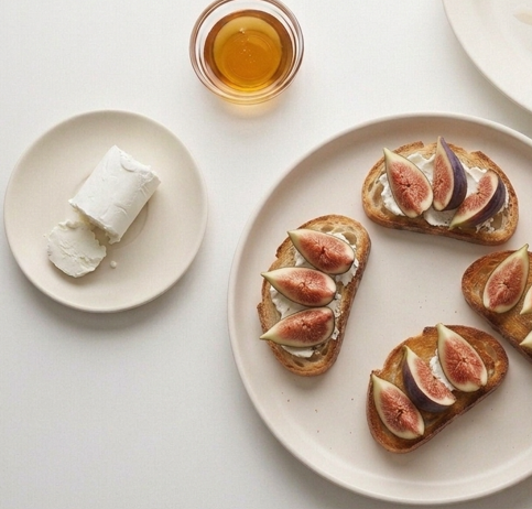 Tostas de higos con queso de cabra y miel, crujientes y cremosas en 15 minutos