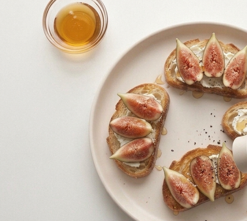 Tostas de higos con queso de cabra y miel, crujientes y cremosas en 15 minutos
