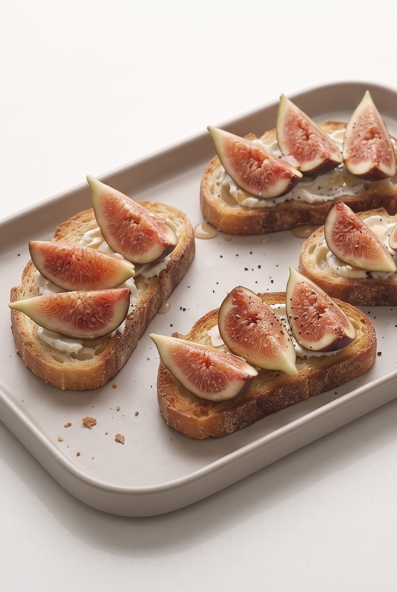 Tostas de higos con queso de cabra y miel, crujientes y cremosas en 15 minutos