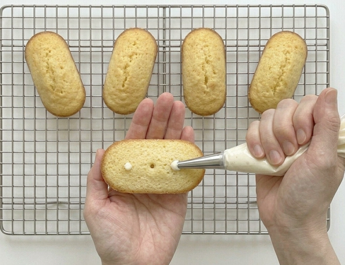 Twinkies caseros o Bucaneros de vainilla, con su relleno blanco