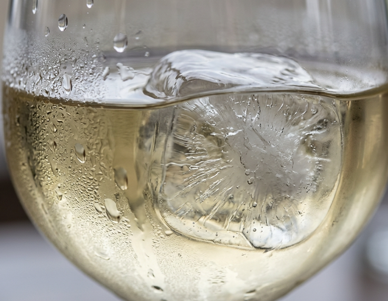 Blanco París: qué es el vino blanco con hielo, de dónde viene y qué cambia en la copa