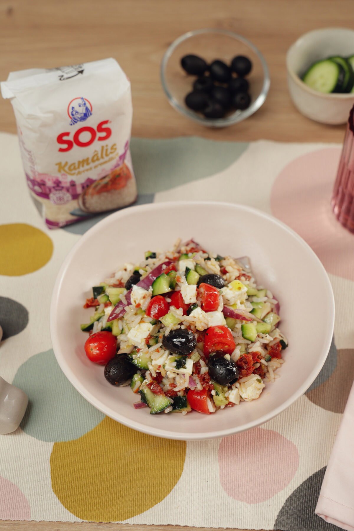 Ensalada de arroz mediterránea con tomate seco, aceitunas y feta. Receta fresca para el verano
