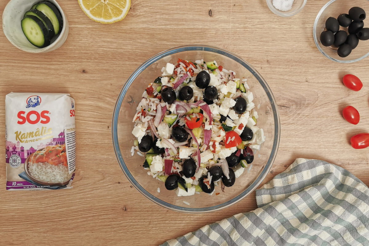 Ensalada de arroz mediterránea con tomate seco, aceitunas y feta. Receta fresca para el verano