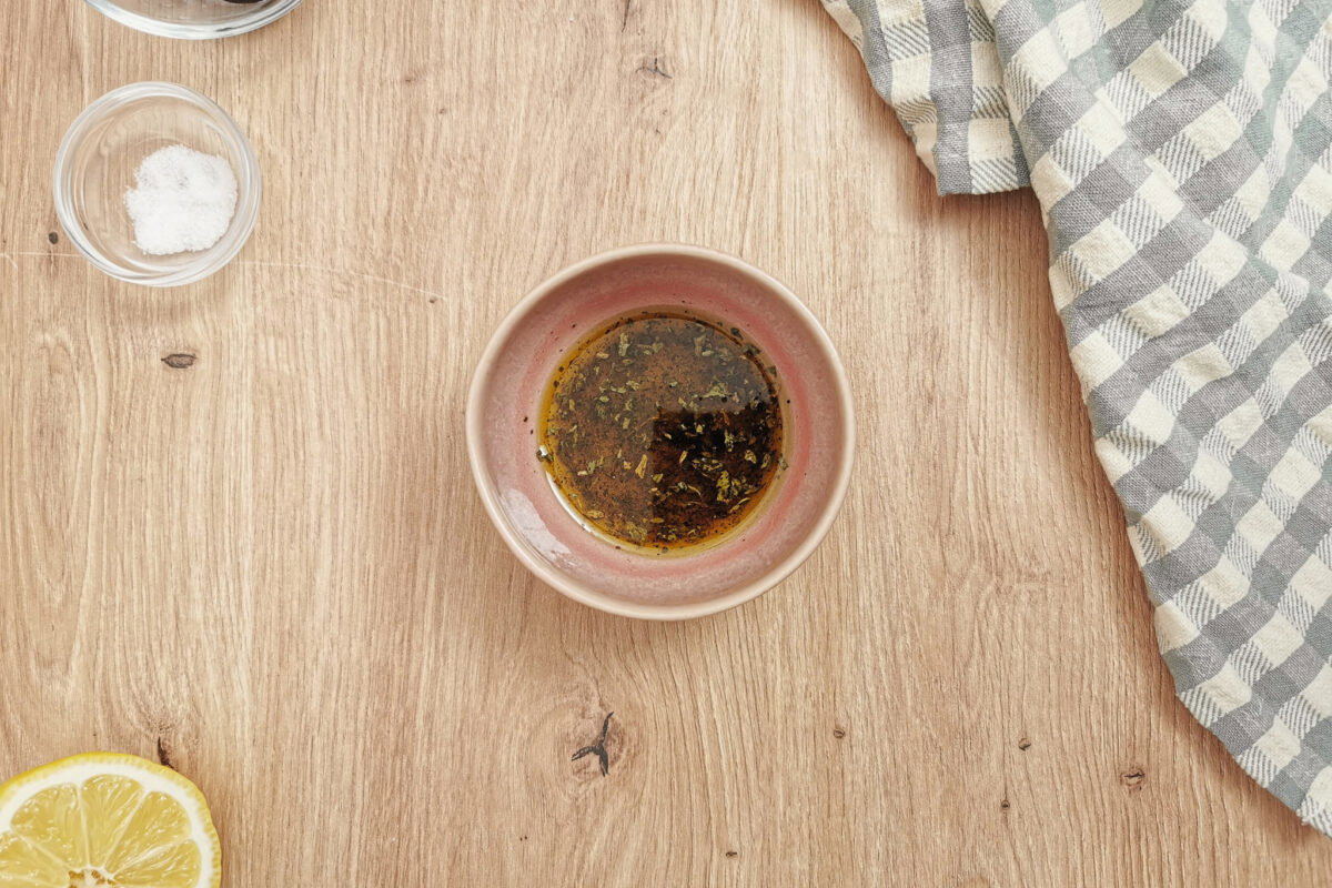 Ensalada de arroz mediterránea con tomate seco, aceitunas y feta. Receta fresca para el verano