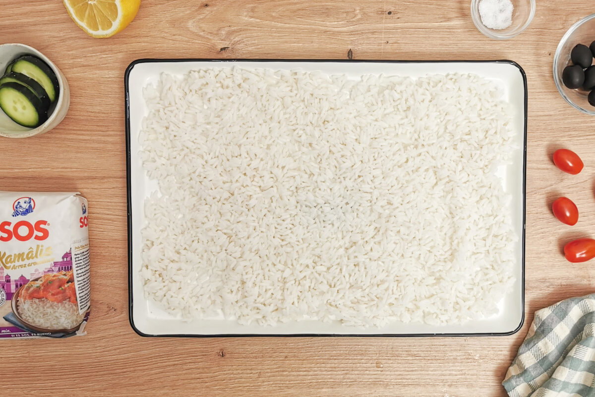 Ensalada de arroz mediterránea con tomate seco, aceitunas y feta. Receta fresca para el verano