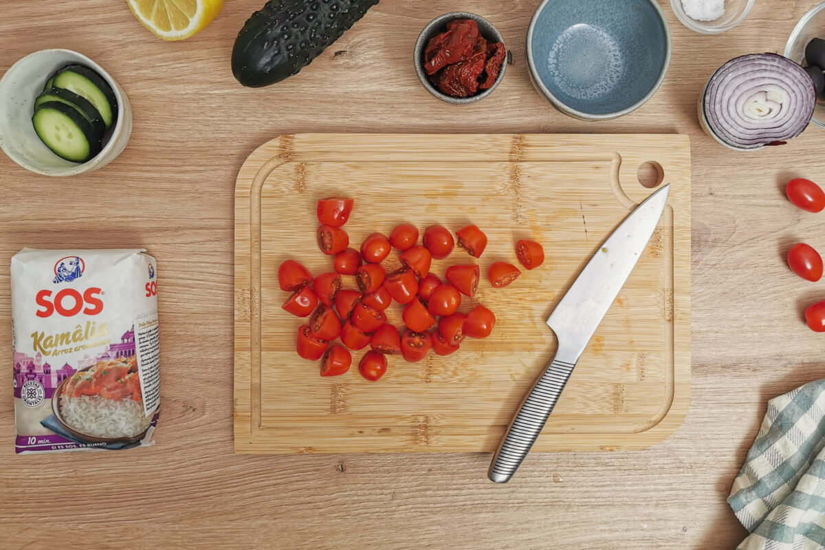 Ensalada de arroz mediterránea con tomate seco, aceitunas y feta. Receta fresca para el verano