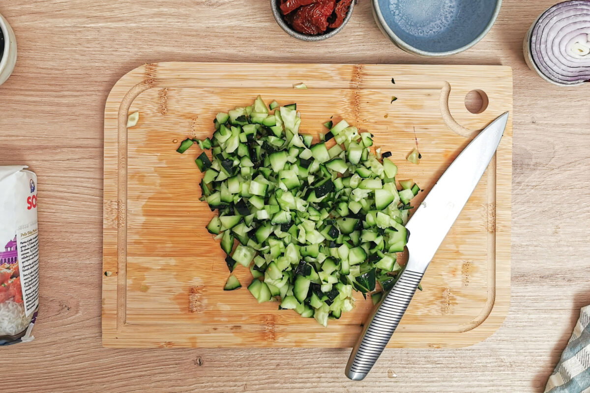 Ensalada de arroz mediterránea con tomate seco, aceitunas y feta. Receta fresca para el verano