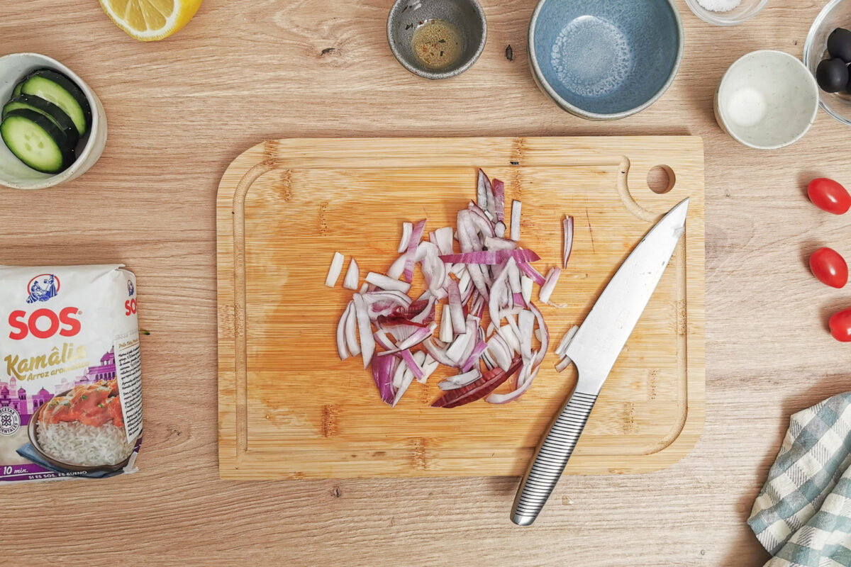 Ensalada de arroz mediterránea con tomate seco, aceitunas y feta. Receta fresca para el verano