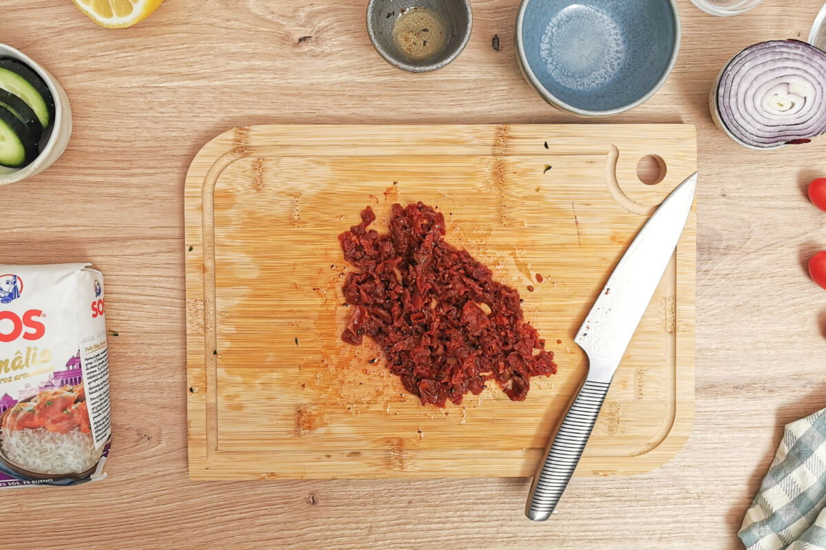 Ensalada de arroz mediterránea con tomate seco, aceitunas y feta. Receta fresca para el verano