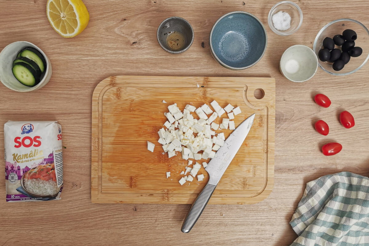 Ensalada de arroz mediterránea con tomate seco, aceitunas y feta. Receta fresca para el verano