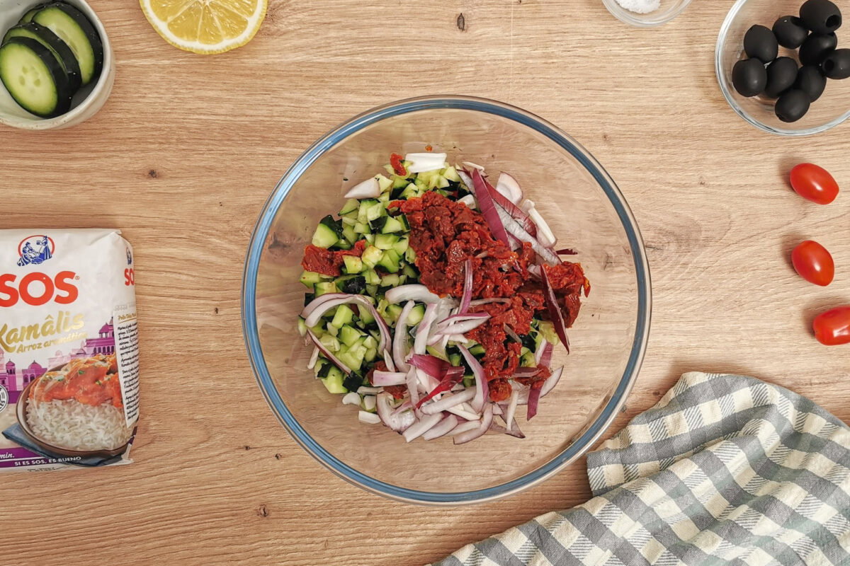 Ensalada de arroz mediterránea con tomate seco, aceitunas y feta. Receta fresca para el verano