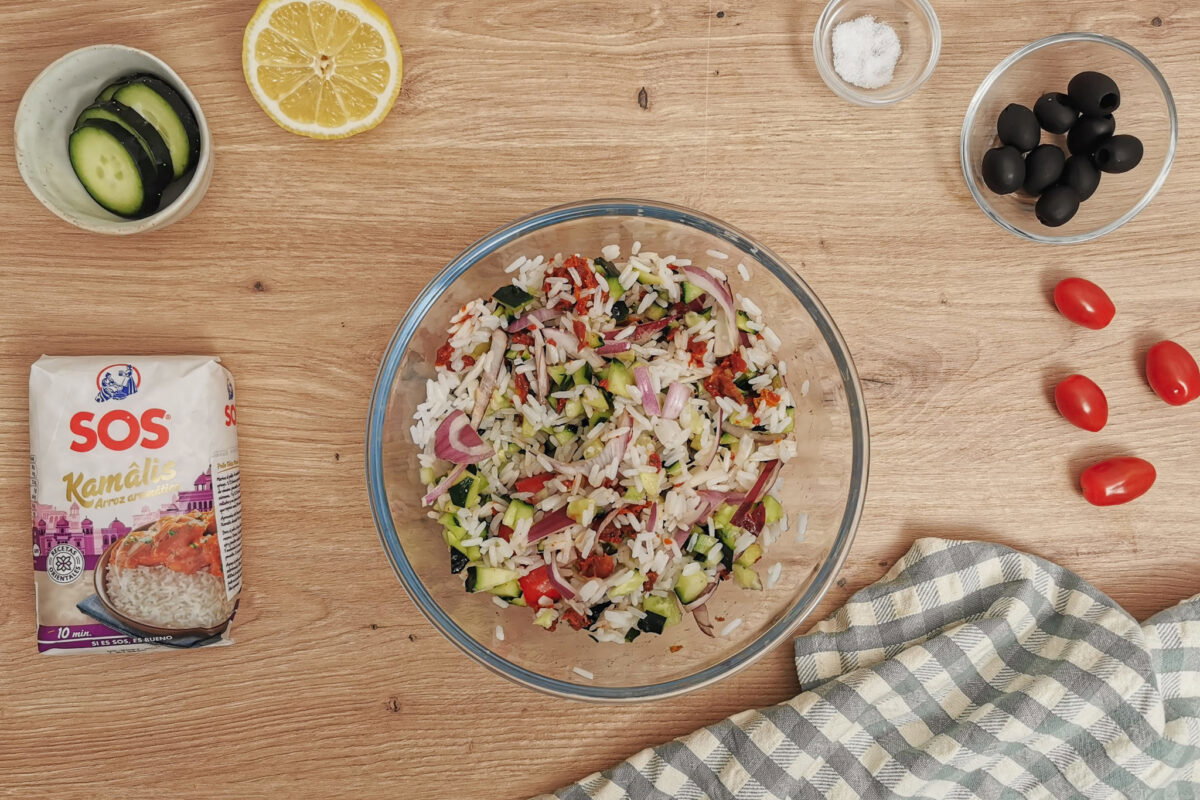 Ensalada de arroz mediterránea con tomate seco, aceitunas y feta. Receta fresca para el verano