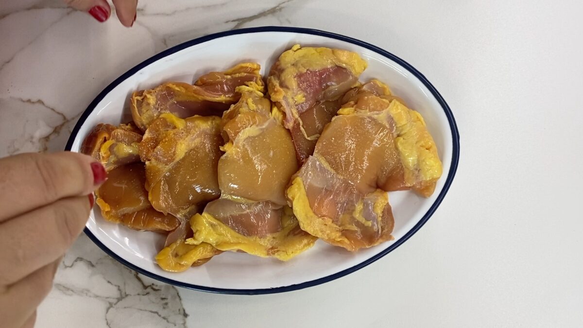 Pollo desmenuzado en olla exprés para wraps, ensaladas y bocadillos. Receta fácil y jugosa