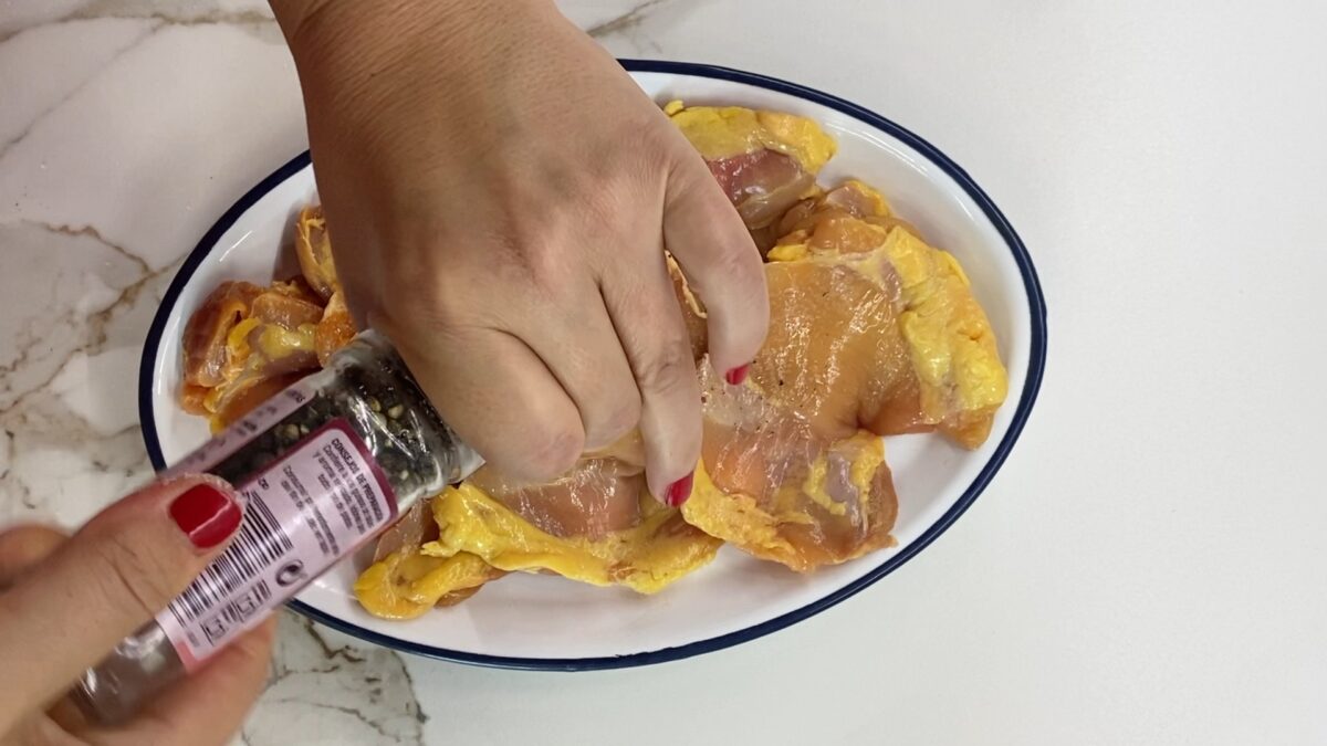 Pollo desmenuzado en olla exprés para wraps, ensaladas y bocadillos. Receta fácil y jugosa