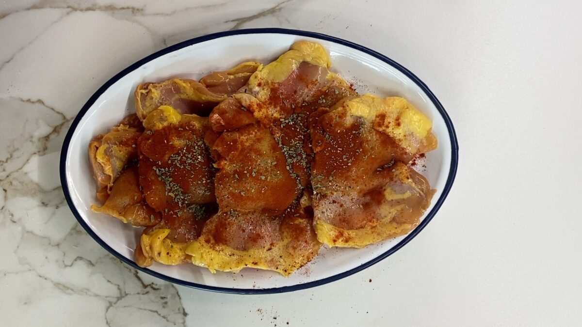 Pollo desmenuzado en olla exprés para wraps, ensaladas y bocadillos. Receta fácil y jugosa
