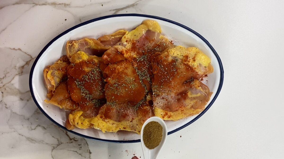 Pollo desmenuzado en olla exprés para wraps, ensaladas y bocadillos. Receta fácil y jugosa