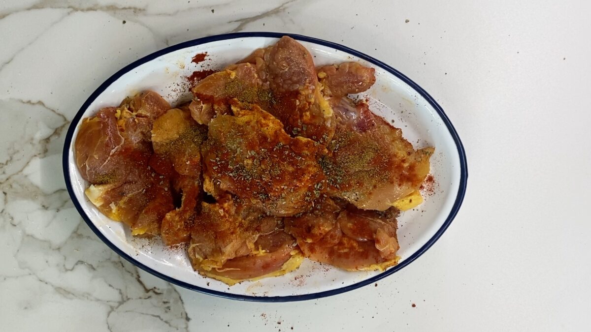 Pollo desmenuzado en olla exprés para wraps, ensaladas y bocadillos. Receta fácil y jugosa