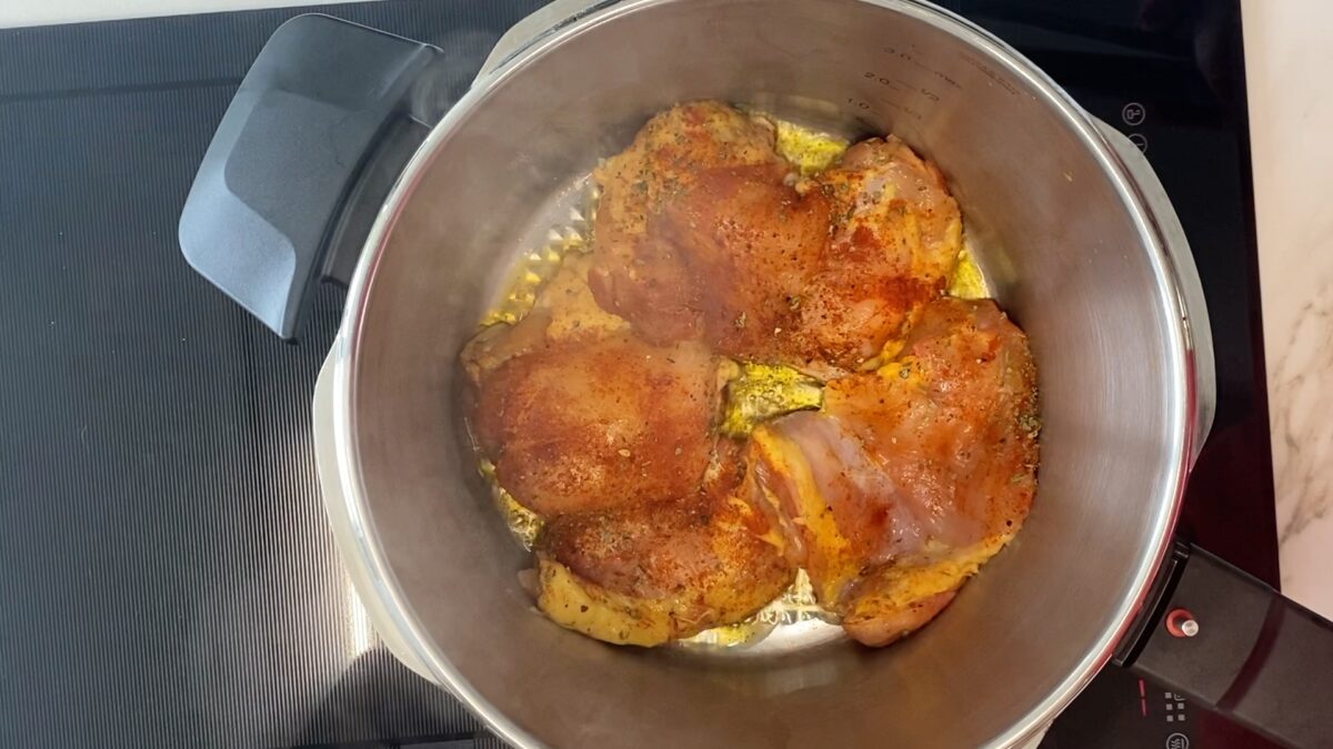 Pollo desmenuzado en olla exprés para wraps, ensaladas y bocadillos. Receta fácil y jugosa