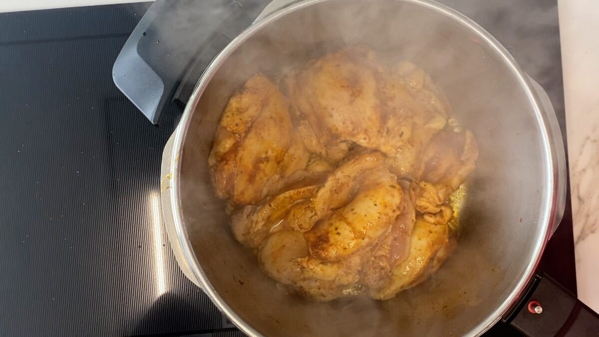 Pollo desmenuzado en olla exprés para wraps, ensaladas y bocadillos. Receta fácil y jugosa