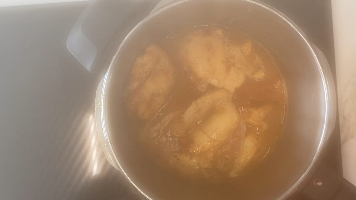 Pollo desmenuzado en olla exprés para wraps, ensaladas y bocadillos. Receta fácil y jugosa