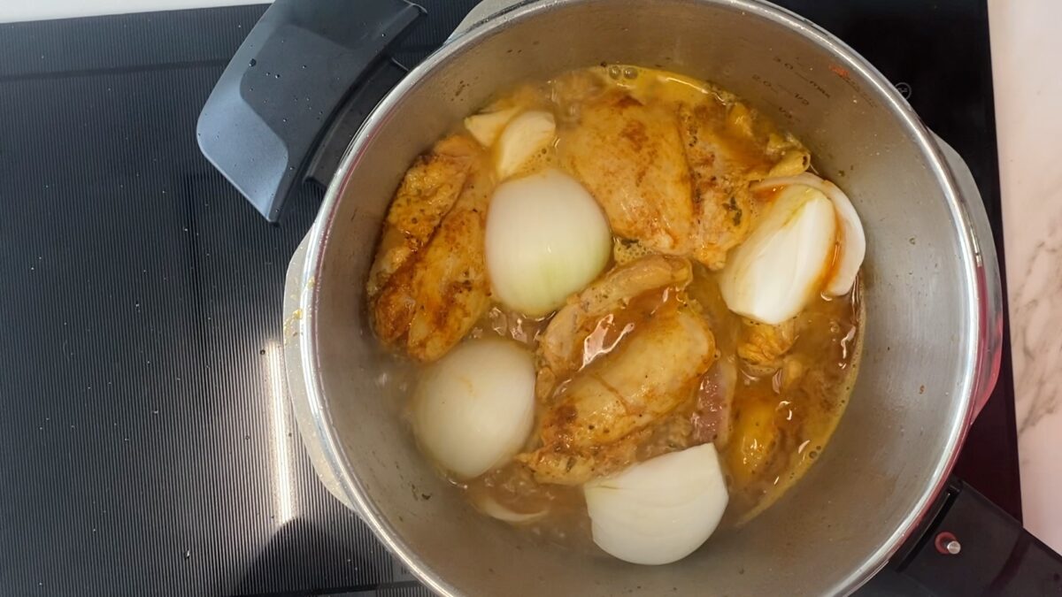 Pollo desmenuzado en olla exprés para wraps, ensaladas y bocadillos. Receta fácil y jugosa