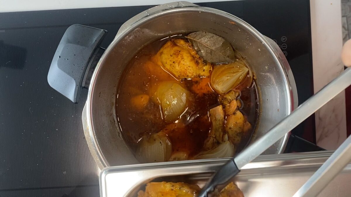 Pollo desmenuzado en olla exprés para wraps, ensaladas y bocadillos. Receta fácil y jugosa