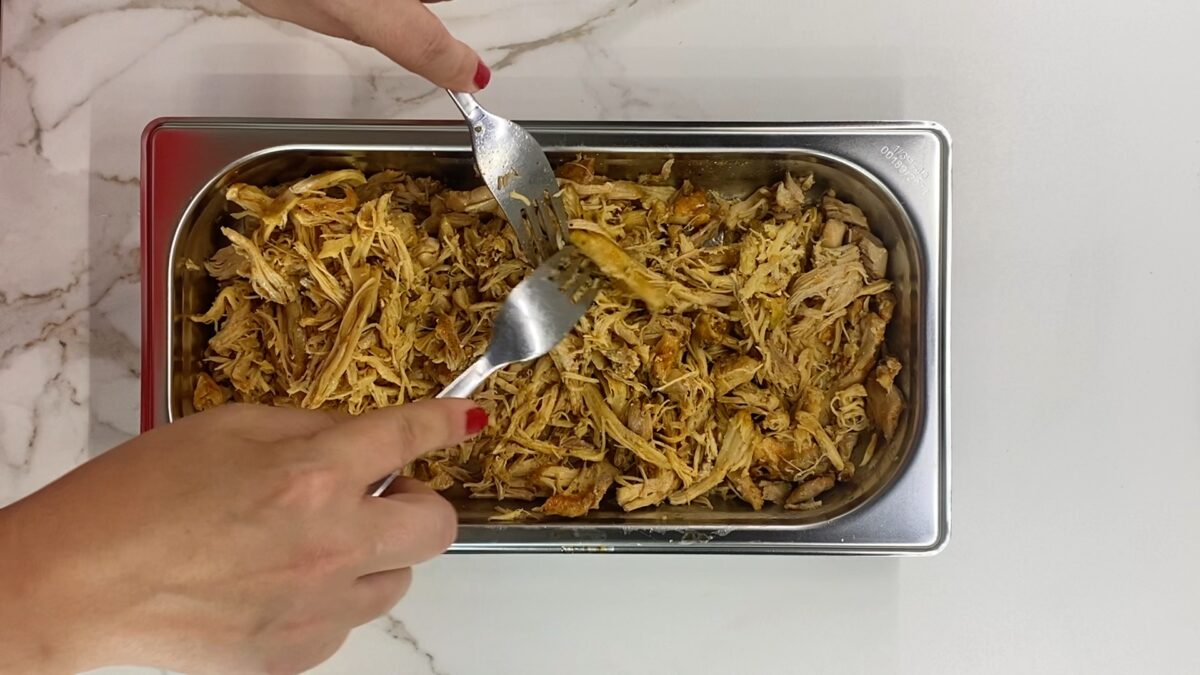 Pollo desmenuzado en olla exprés para wraps, ensaladas y bocadillos. Receta fácil y jugosa