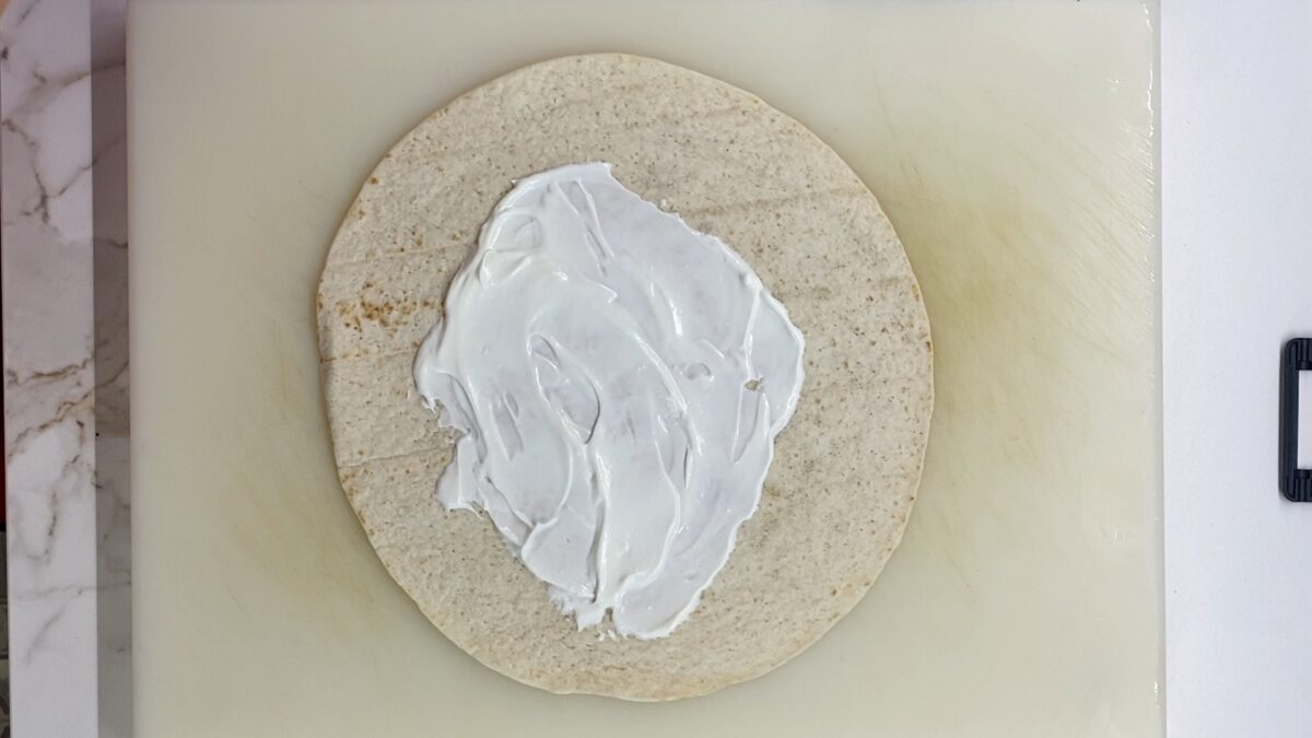 Pollo desmenuzado en olla exprés para wraps, ensaladas y bocadillos. Receta fácil y jugosa