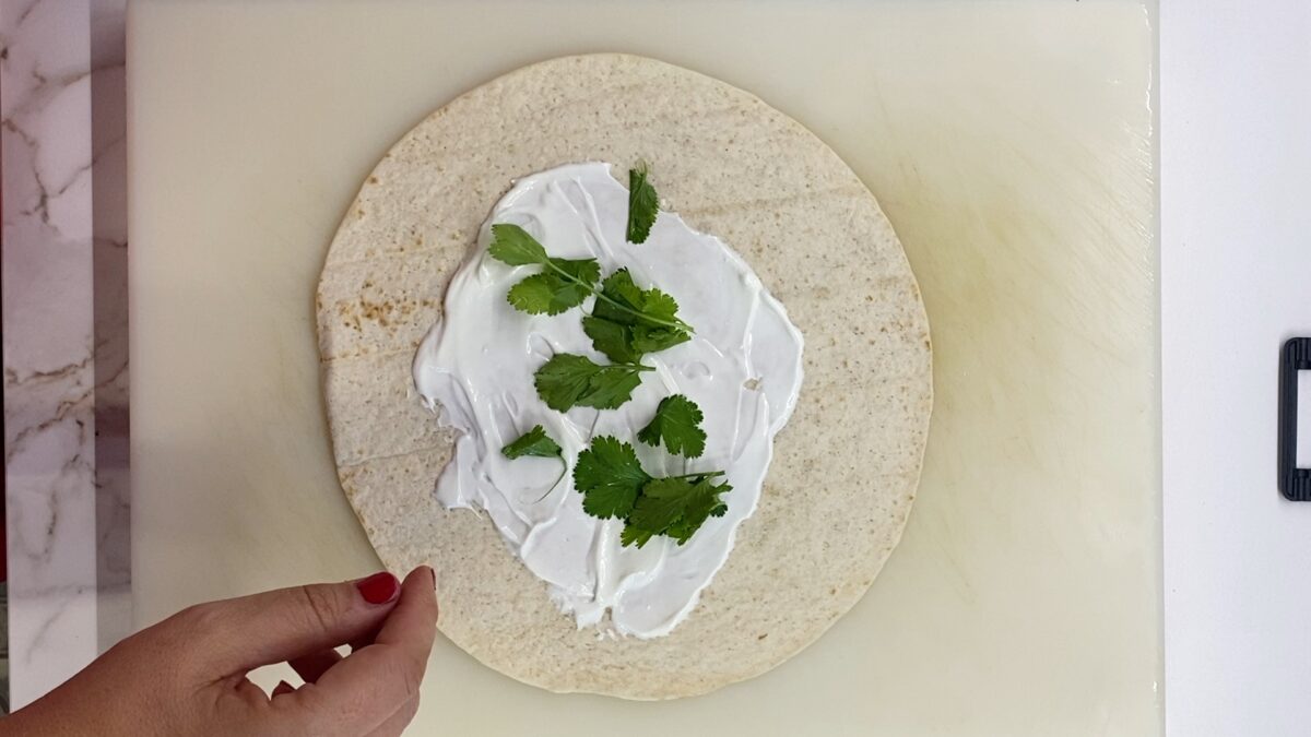 Pollo desmenuzado en olla exprés para wraps, ensaladas y bocadillos. Receta fácil y jugosa