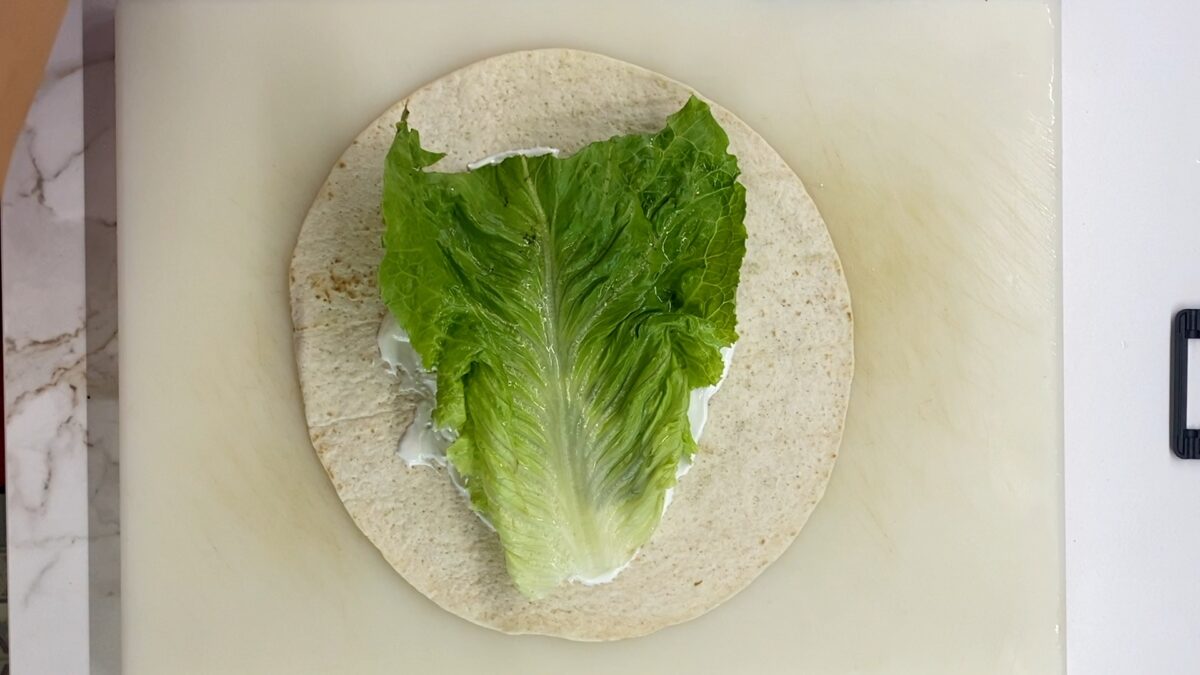 Pollo desmenuzado en olla exprés para wraps, ensaladas y bocadillos. Receta fácil y jugosa