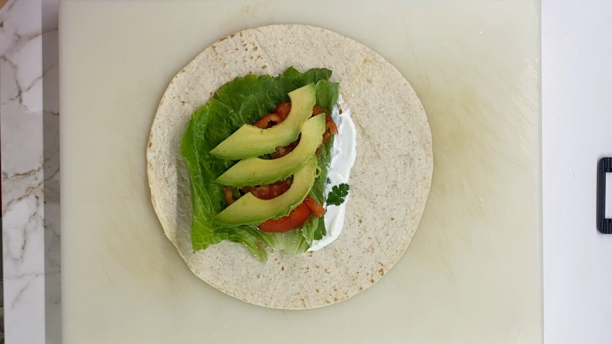 Pollo desmenuzado en olla exprés para wraps, ensaladas y bocadillos. Receta fácil y jugosa