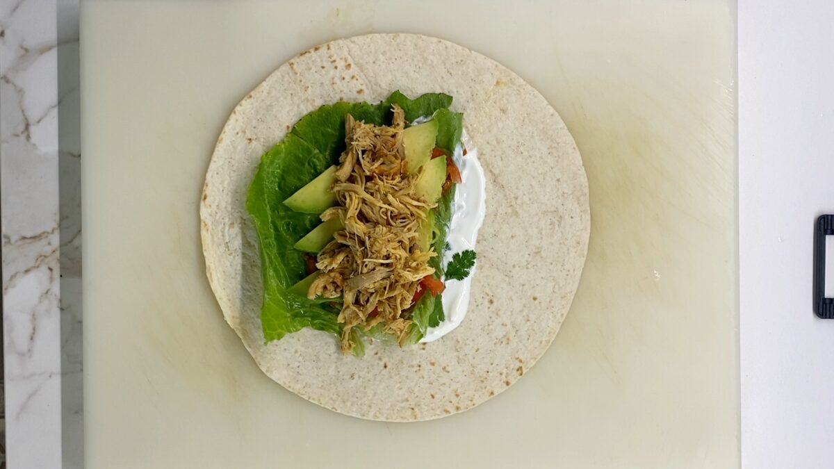 Pollo desmenuzado en olla exprés para wraps, ensaladas y bocadillos. Receta fácil y jugosa