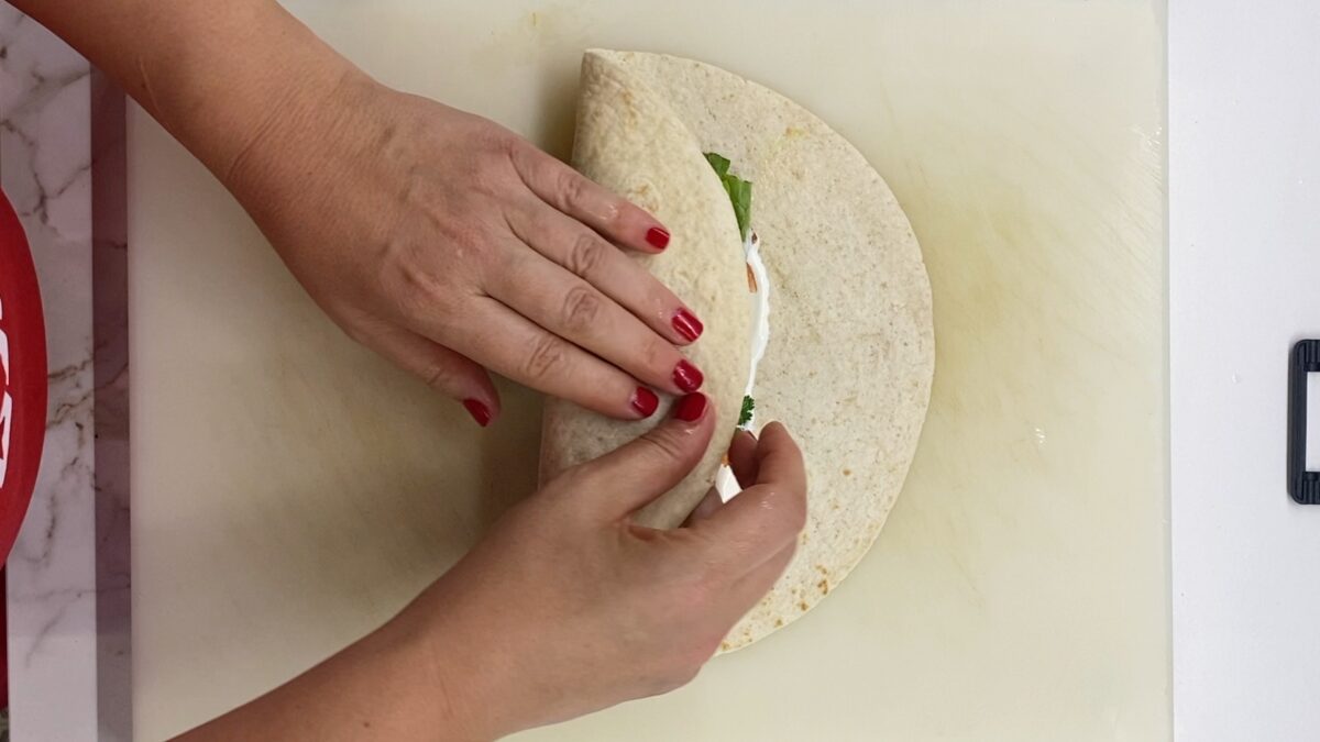 Pollo desmenuzado en olla exprés para wraps, ensaladas y bocadillos. Receta fácil y jugosa