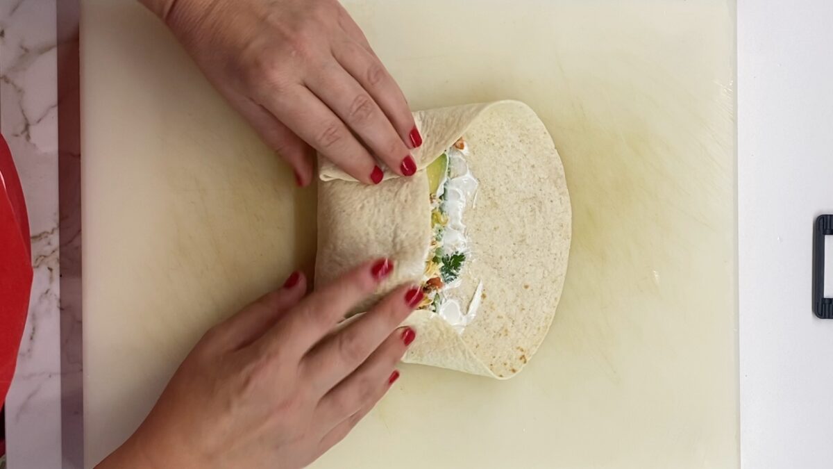 Pollo desmenuzado en olla exprés para wraps, ensaladas y bocadillos. Receta fácil y jugosa