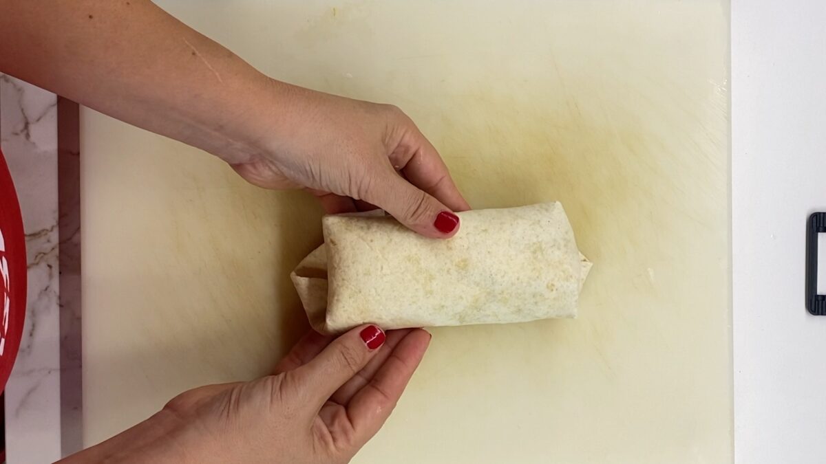 Pollo desmenuzado en olla exprés para wraps, ensaladas y bocadillos. Receta fácil y jugosa