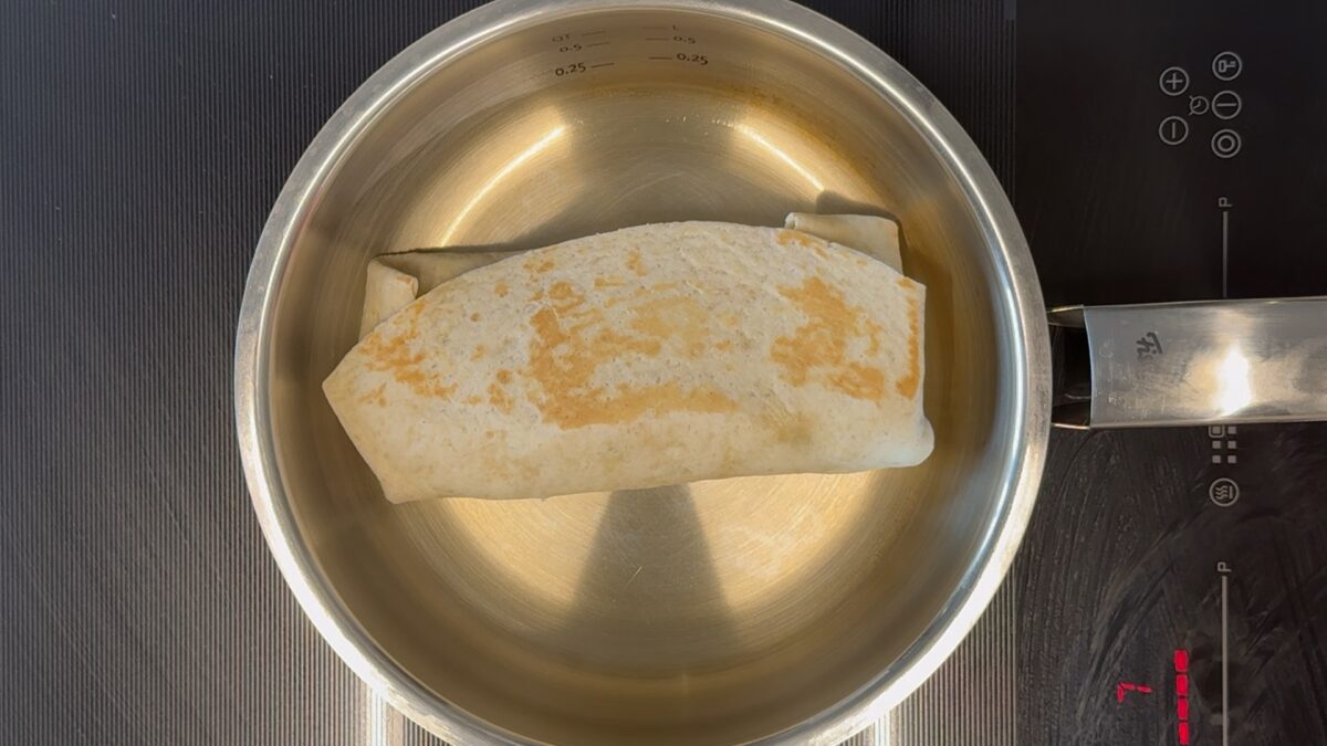 Pollo desmenuzado en olla exprés para wraps, ensaladas y bocadillos. Receta fácil y jugosa
