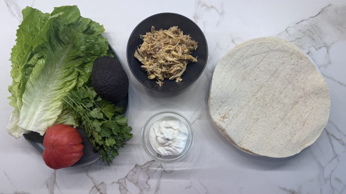 Pollo desmenuzado en olla exprés para wraps, ensaladas y bocadillos. Receta fácil y jugosa