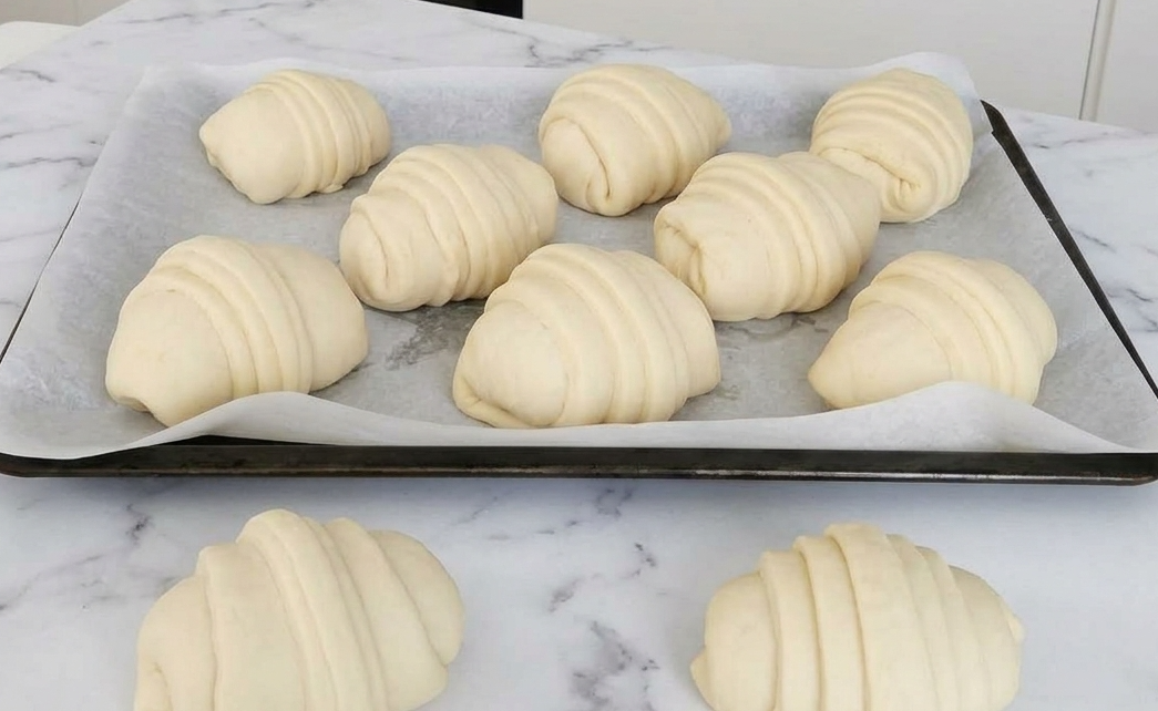 Xuxos de crema. Masa hojaldrada, frita y rellena de crema pastelera