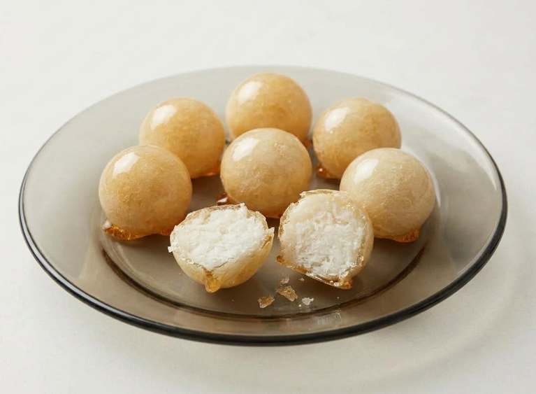 Bala baiana o bala de vidro. Dulce brasileño de coco con caramelo crujiente