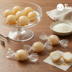 Bala baiana o bala de vidro. Dulce brasileño de coco con caramelo crujiente