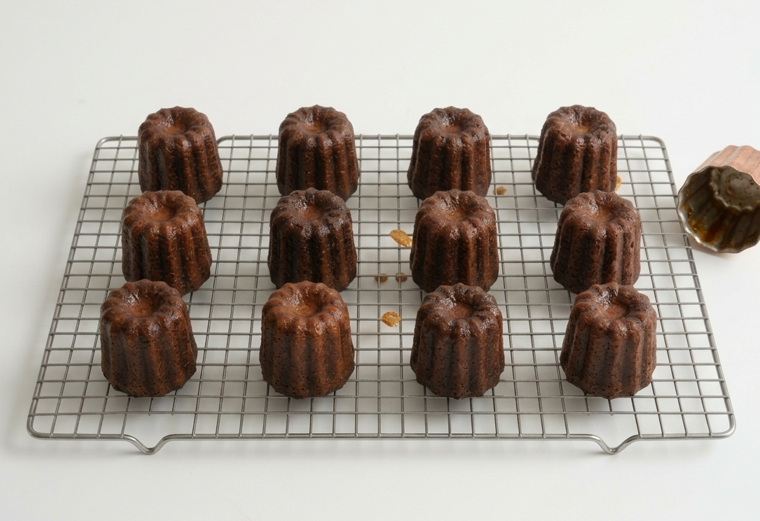 Canelés de Burdeos: corteza caramelizada y corazón cremoso
