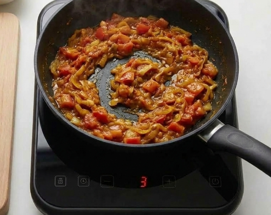 Curry de pescado con coco, merluza jugosa en una salsa cremosa y especiada
