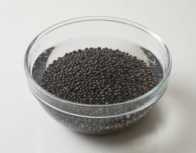 Dal Bukhara: urad negro cocinado a fuego lento con tomate, mantequilla y nata