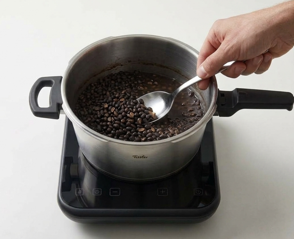 Dal Bukhara: urad negro cocinado a fuego lento con tomate, mantequilla y nata