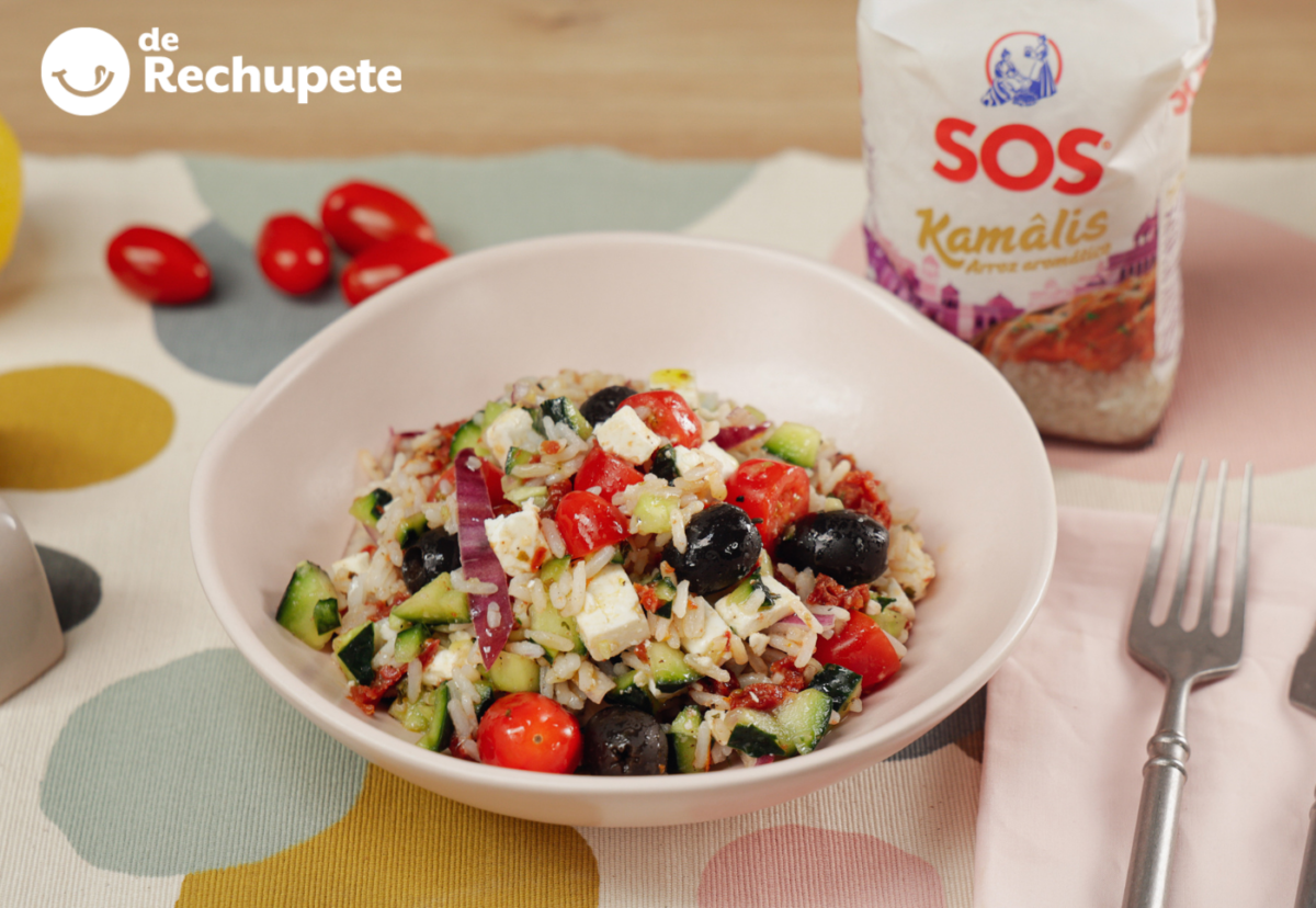 Ensalada de arroz mediterránea con tomate seco, aceitunas y feta. Receta fresca para el verano