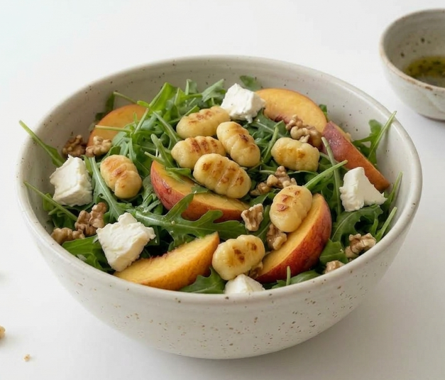 Ensalada de ñoquis crujientes con melocotón, queso de cabra y nueces
